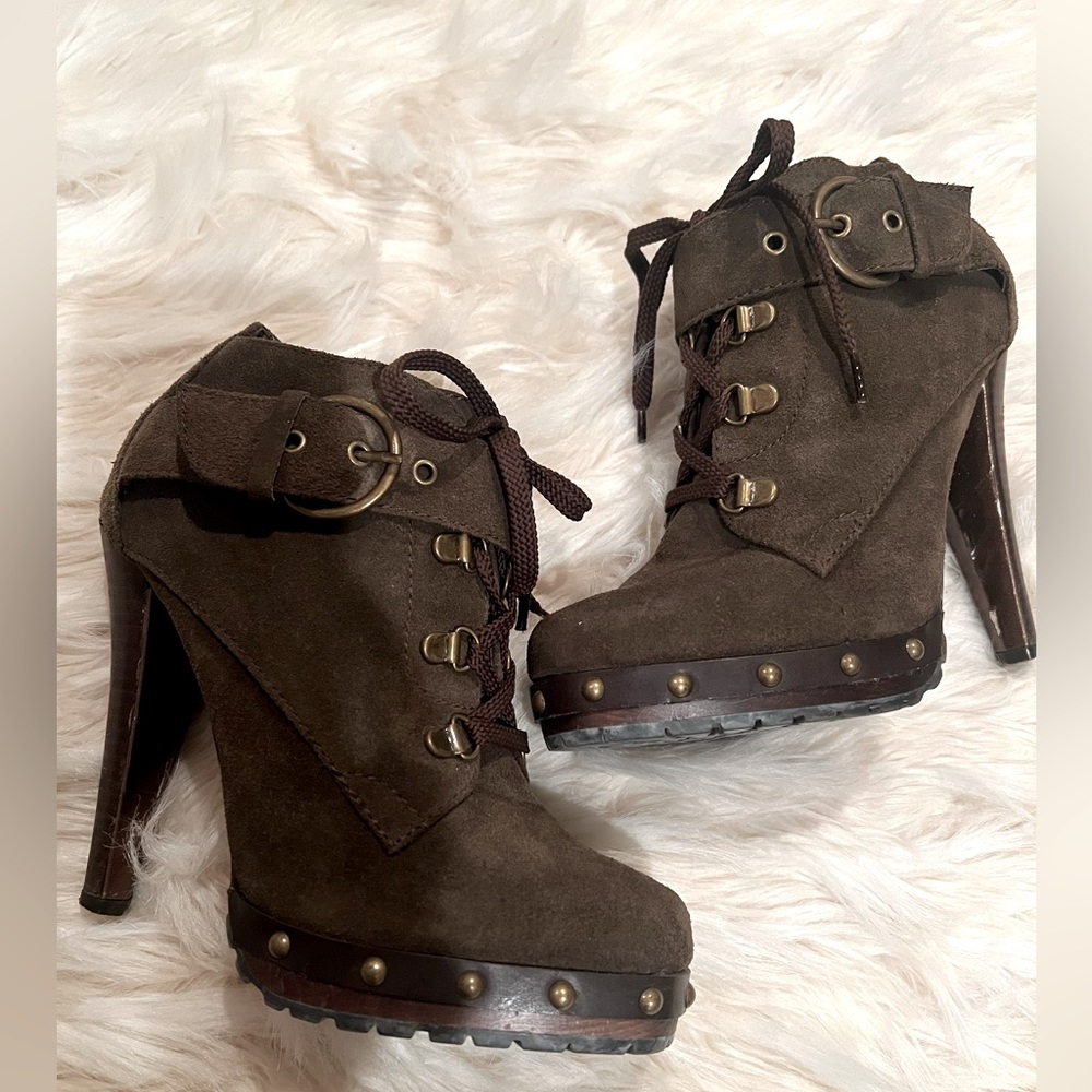 Women’s brown suede ankle bootie heel Size 8